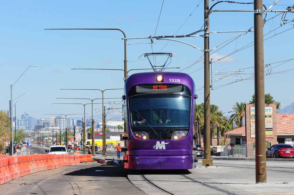 Un tren ligero de Valley Metro avanza por la nueva extensión South Central en Phoenix durante una prueba operativa en la Estación Baseline Rd & Central Avenue. La ampliación de 5.5 millas, que conectará el sur de la ciudad con el centro, forma parte de un esfuerzo estratégico para mejorar la movilidad y fomentar el transporte público. Con la construcción en su fase final, las autoridades prevén que la expansión reducirá la congestión vehicular y promoverá el desarrollo económico en la zona. Foto: Eduardo Barraza | Barriozona Magazine © 2025