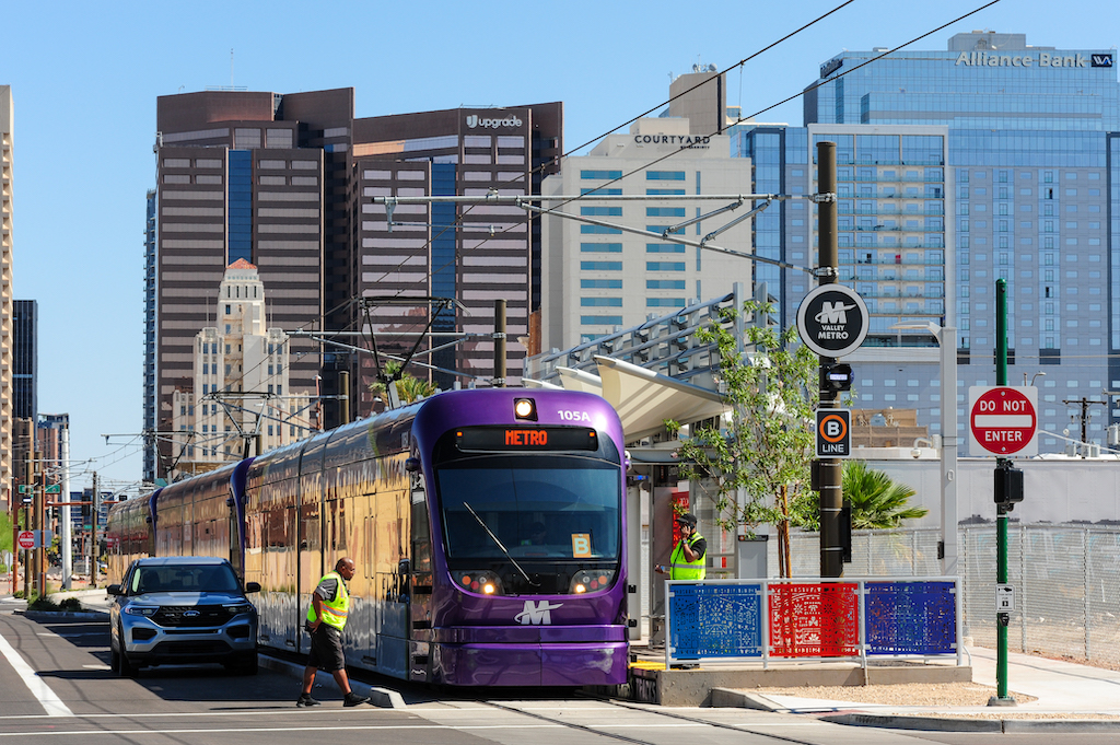 Phoenix inauguró una extensión del tren ligero 8.8 kilómetros, con ocho nuevas estaciones y un punto de transbordo. La Extensión Sur Central/Centro, con un costo de $1.3 mil millones, conecta el sur de Phoenix con el sistema ferroviario del Valle, que actualmente opera con dos líneas. Las autoridades afirman que el proyecto mejorará la movilidad e impulsará el crecimiento económico. Foto: Eduardo Barraza | Barriozona Magazine © 2025
